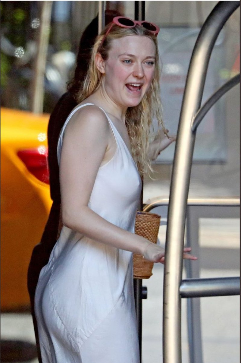 Dakota fanning braless