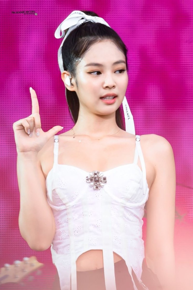 Jennie black pink