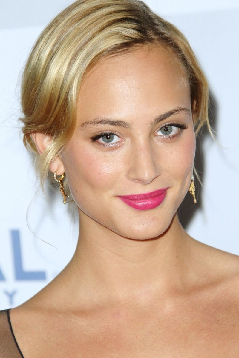 Nora arnezeder