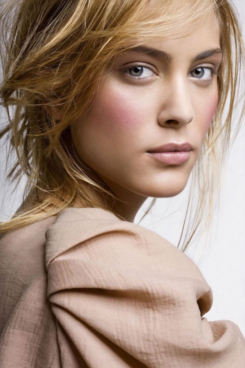 Nora arnezeder