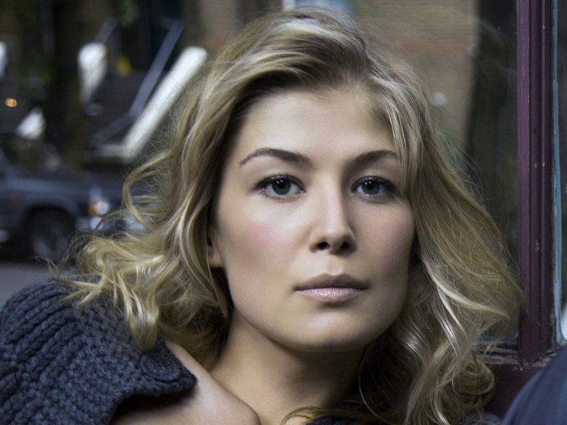 Rosamund pike