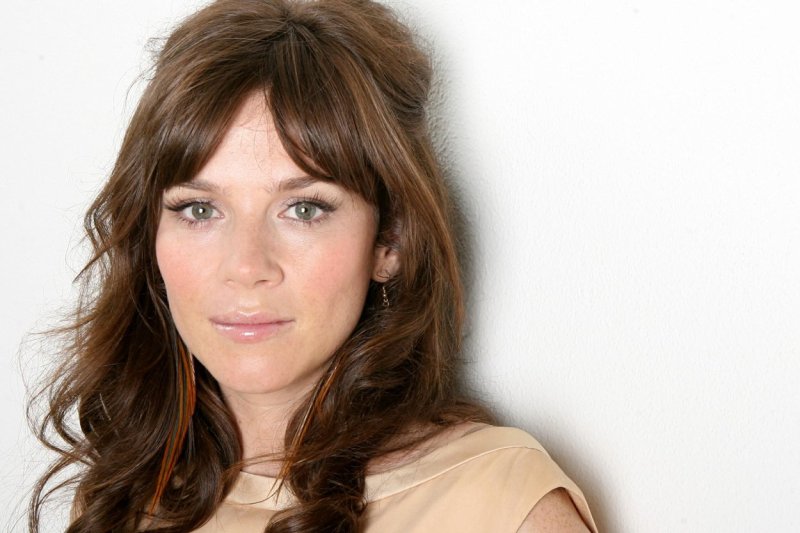 Anna friel